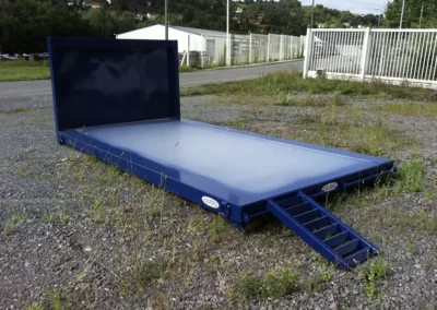 Plateau porte-engin avec rampes d’accès amovibles