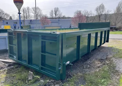 Benne à boue. Porte basculante étanche